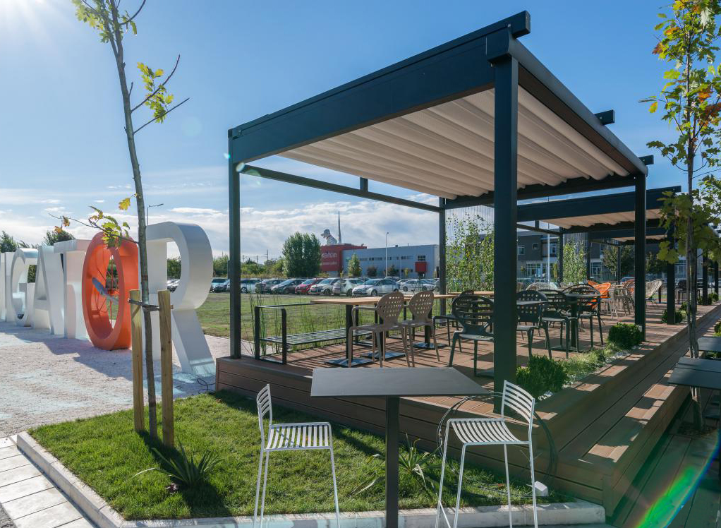 Jardim externo com varanda térrea varanda independente toldo automático retrátil motorizado de alumínio personalizado