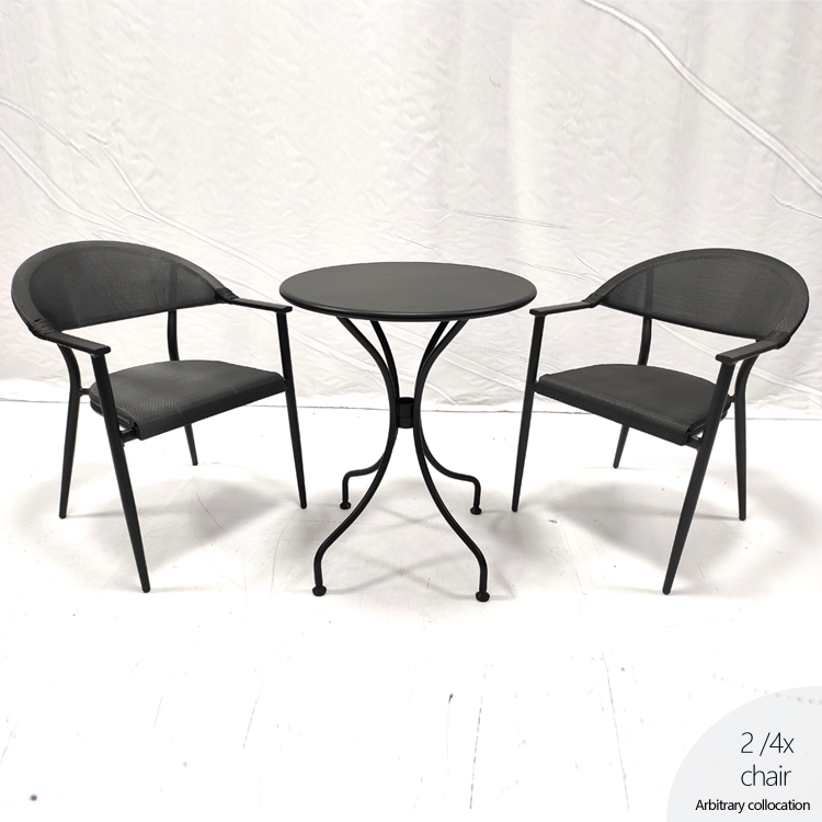 Que tal uma mesa de jardim de aço?