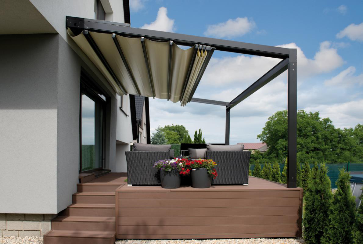 Jardim externo com varanda térrea varanda independente toldo automático retrátil motorizado de alumínio personalizado