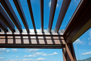 Toldo de jardim de alumínio para exterior motorizado elétrico retrátil independente resistente ao vento à prova d'água