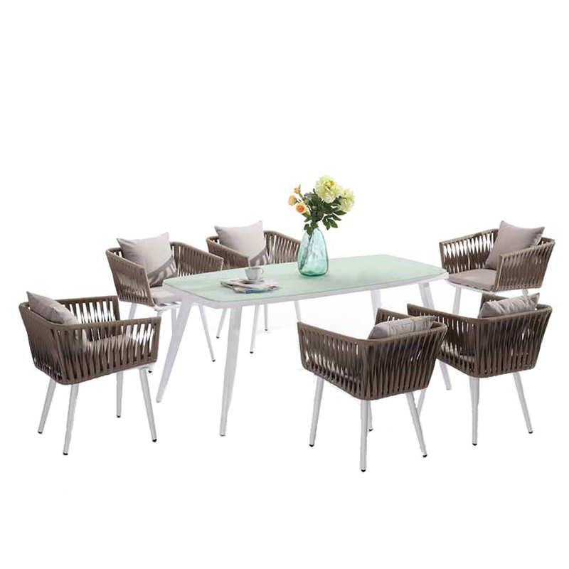 Pátio ao ar livre jardim fora mesa e cadeiras conjunto