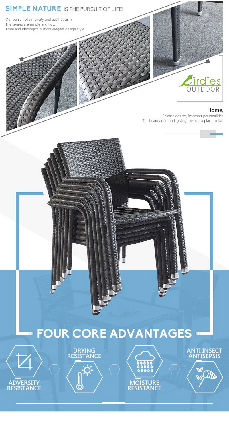 cadeiras de mesa no p&aacute;tio